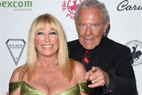 naked suzanne somers|Suzanne Somers, 74, poses completely NUDE in shocking new。